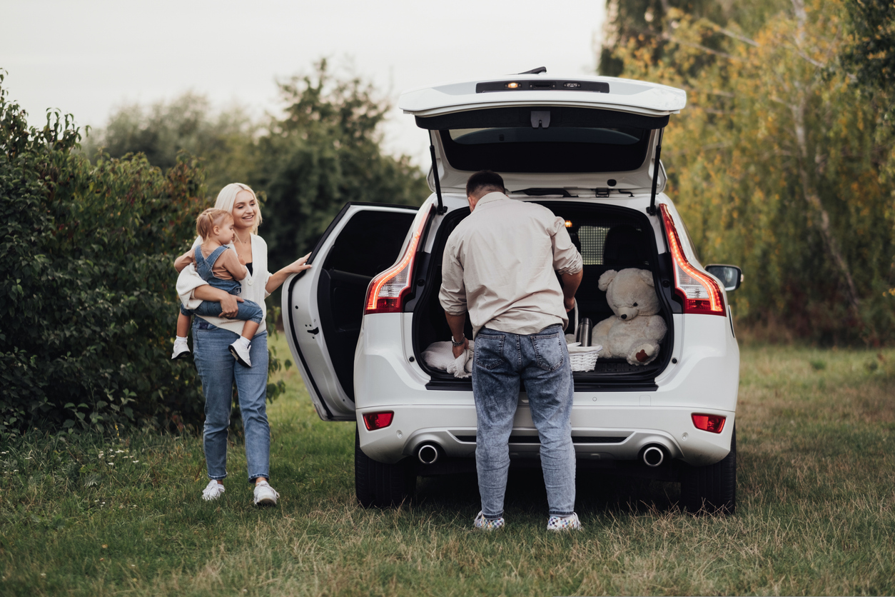 En familj packar ur bilen. 