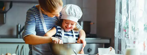 Mamma och dotter bakar