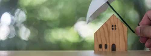 Trähus med ett paraply över
