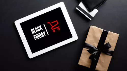 Ett paket, ett kreditkort och en skärm som det står "Black Friday" på